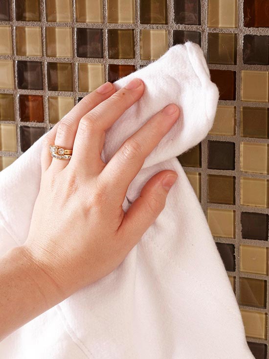 Instruktioner för att lägga kakel rena torra handdukar