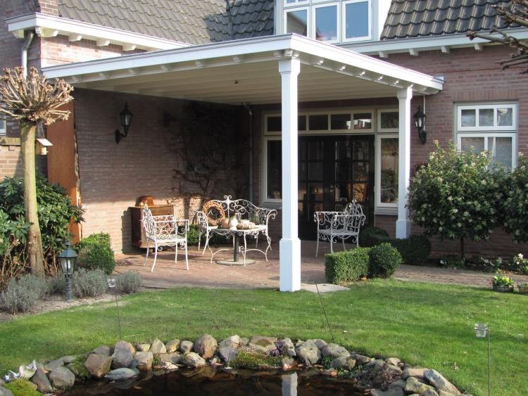 veranda-design-tips-idéer-takläggning-trädgård-trädgård-möbler-järn-vit-vintage