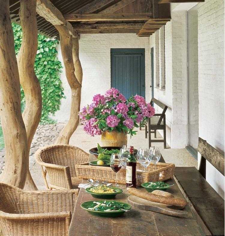 veranda-design-tips-idéer-rustika-stolar-rotting-bord-bönder-tegelvägg