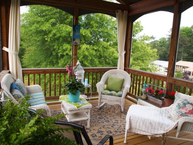 klassiska veranda trägolv sekretess skärm gardiner