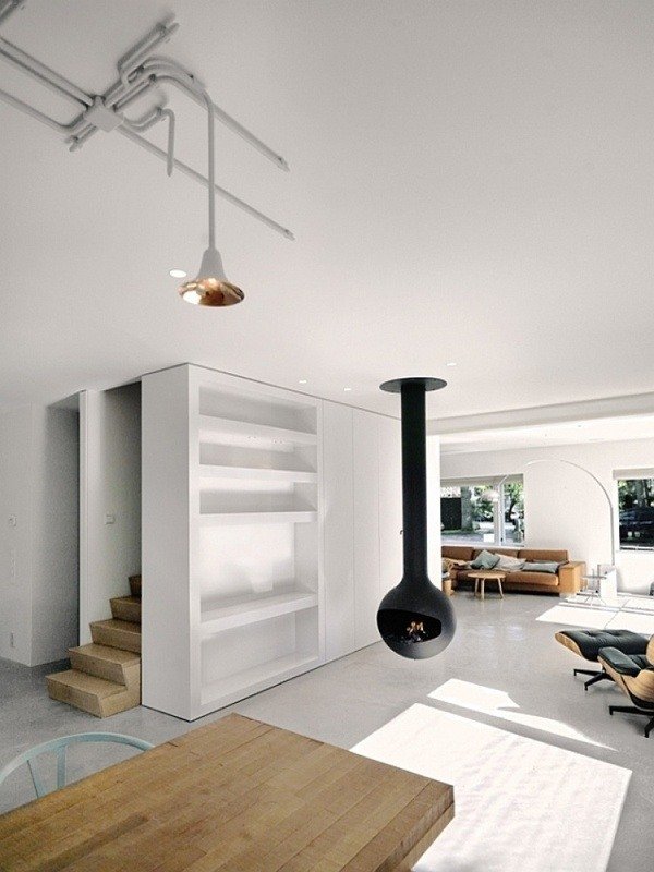puristisk design inomhus skorsten hängande inuti trappa ljus ljus bord vit vägg