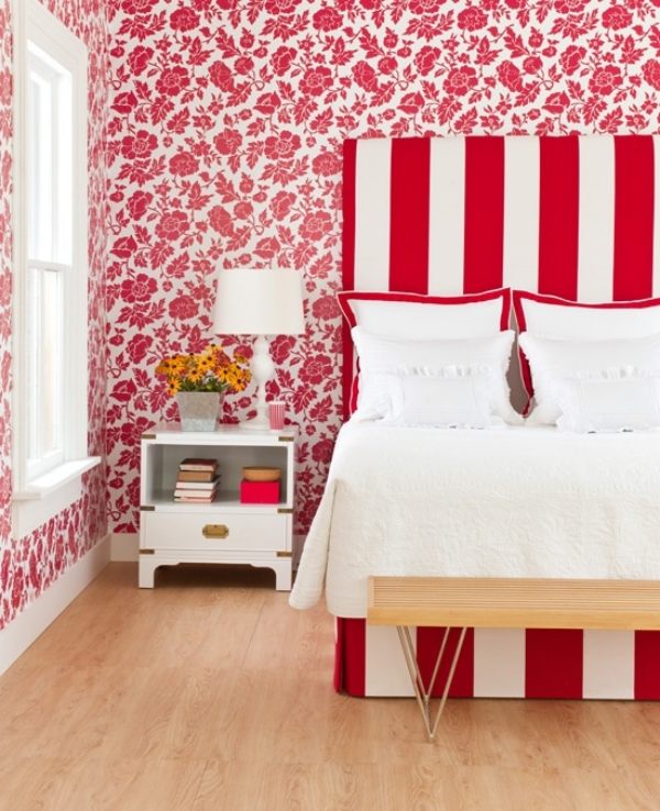 Säng sänggavlar idéer vägg design röda vita ränder tapeter sovrum mönster sänglampa