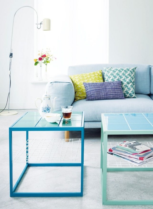 Vardagsrum färger idéer inre kuddar blå ljus mörka soffbord gul matta lampor design