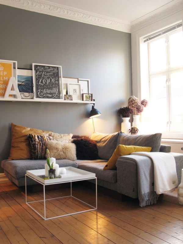 Lägenhet idéer sittgrupp hörn soffa parkett mörk öppen hylla grå vägg gul