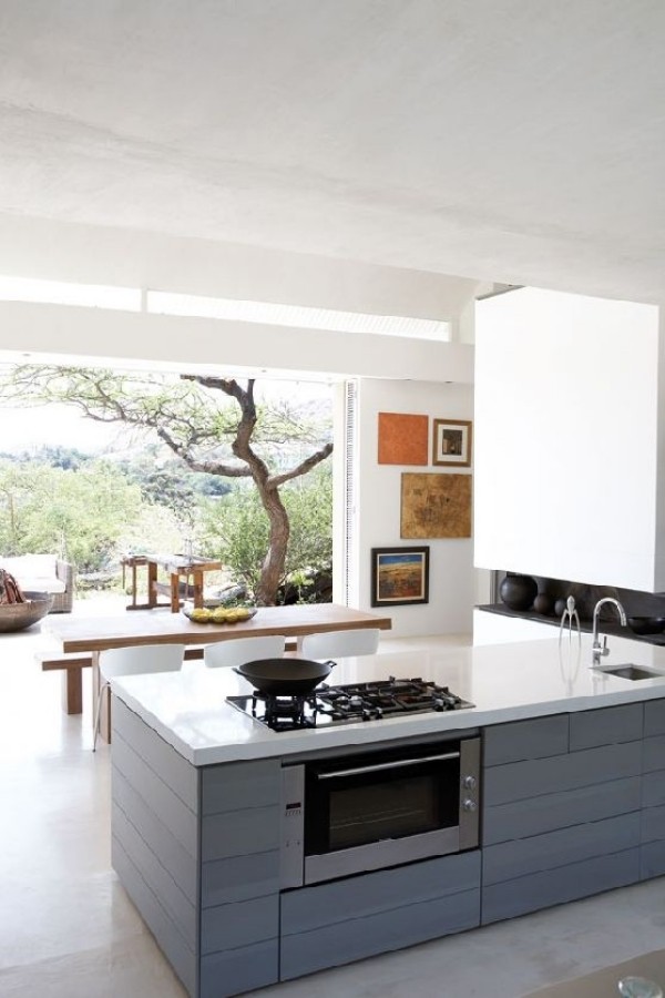 Kök kök block glasrutor modern utrustning integrerad inbyggd ugn svart och vit vägg