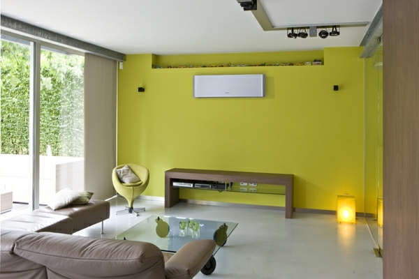 Sätter upp värmegul vägg luftkonditionering silver golvbelysning