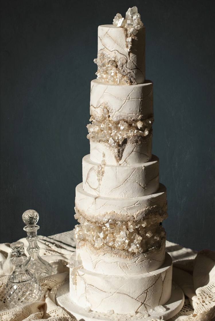 Genomarbetad design med vita bergkristaller för ett elegant bröllop
