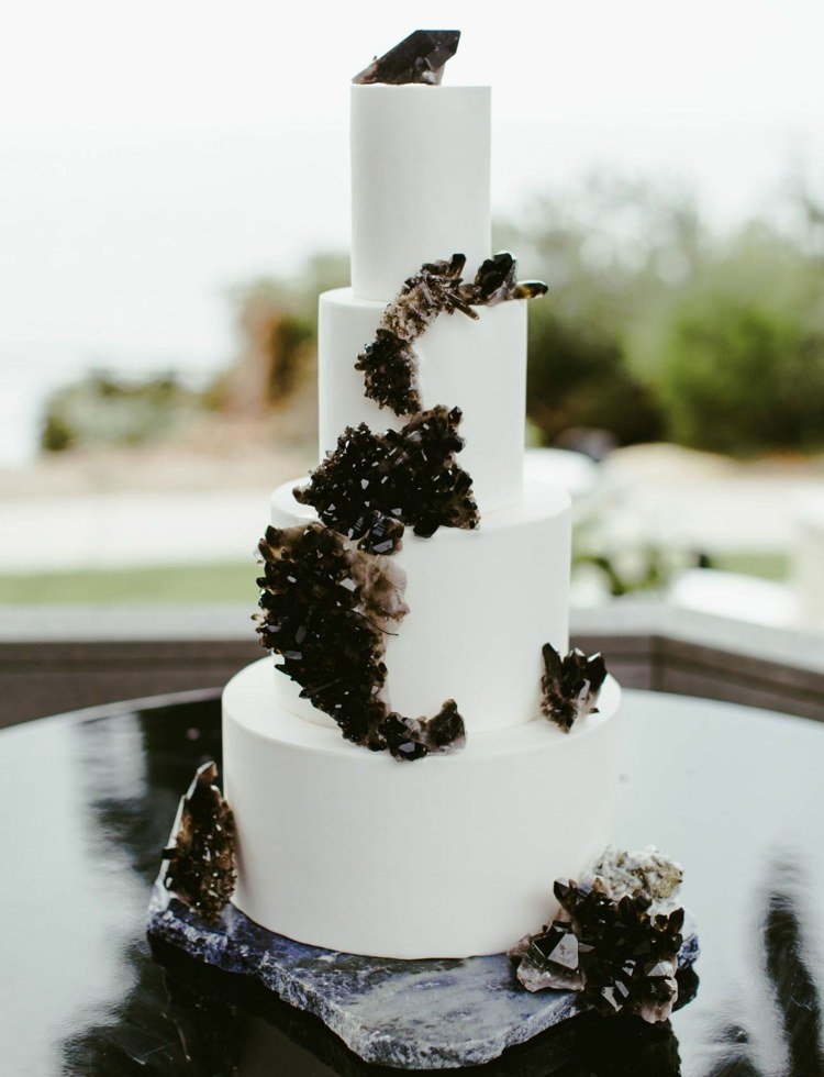 Vit tårta och ädla svarta onyxkristaller på en stentårta