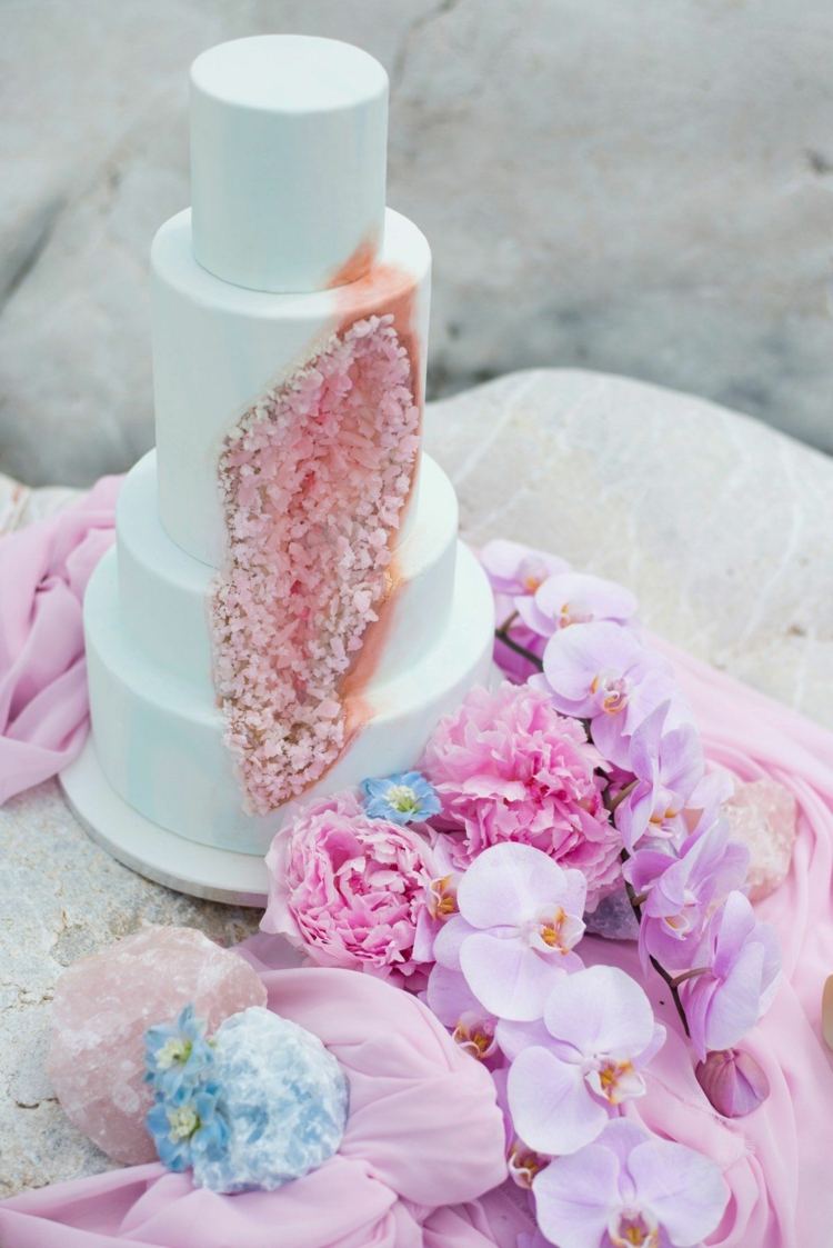 romantisk design för bröllopstårtan i rosa för att matcha blommorna