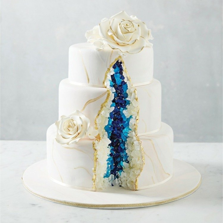 Med den vita bröllopstårtan kommer den kungliga blå kristallen till sin rätt