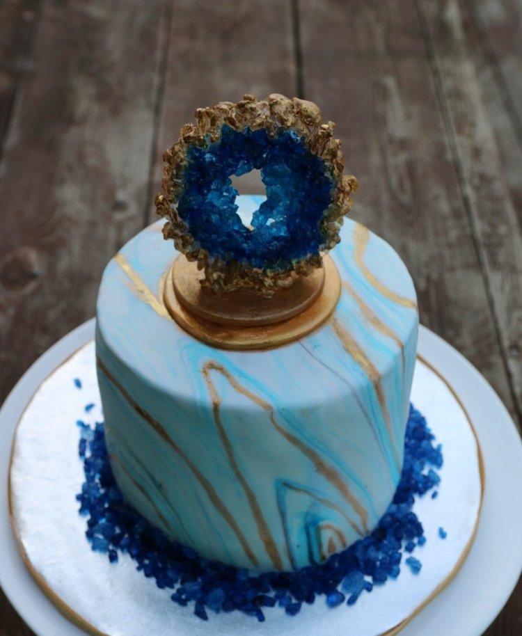 Kristall som dekoration och tårtopp för en marmorkaka i blått och guld