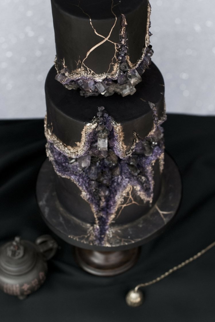 Extravagant kristallkaka för modiga brudpar i svart, guld och lila