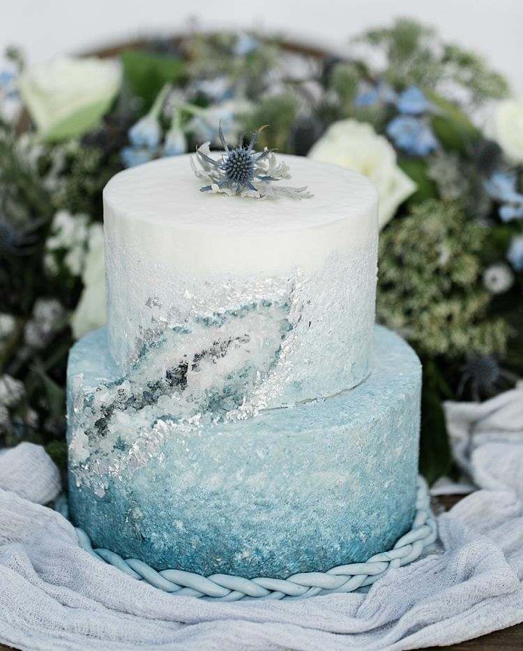 Elegant idé för en blå och vit kristalkaka med ombre -effekt för ett vinterbröllop