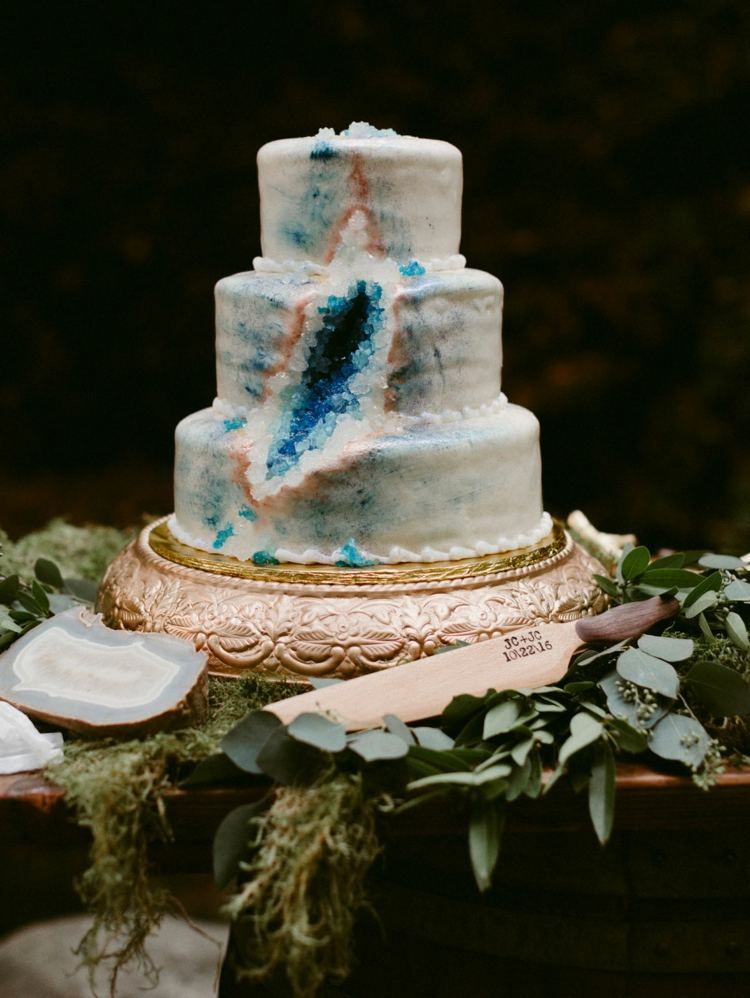 Ett romantiskt vintagebröllop med en blå kristalkaka