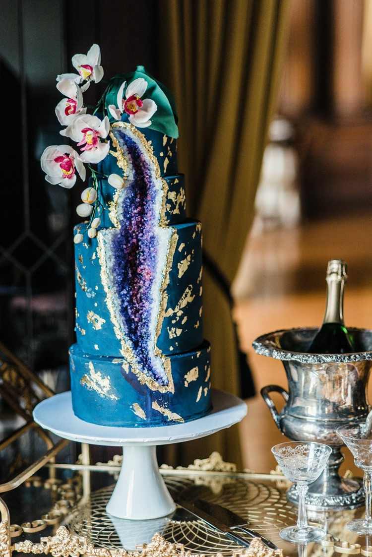 Ädel bröllopstårta i blått med ametyst i lila