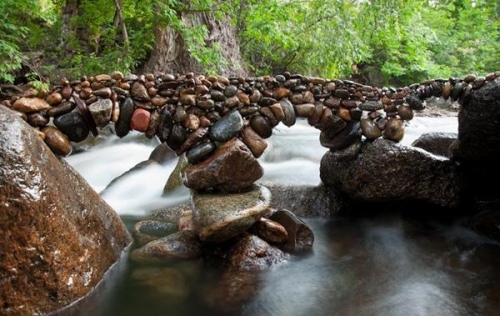 stone bridge land art art av michael grab