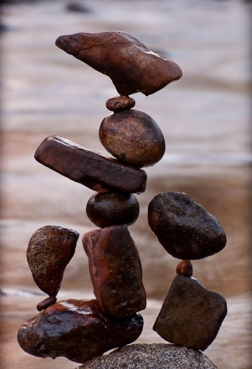 keep balance land art av michael grab