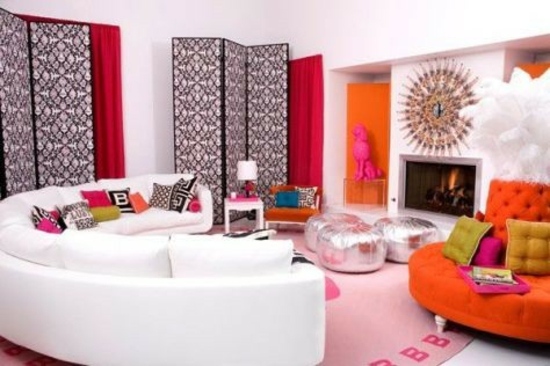 orange-rosa-grå vardagsdekoration i vardagsrummet