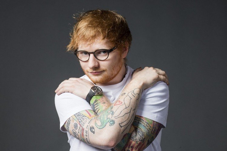 Popstjärnan Ed Sheeran med sin varumärke i kopparfärg