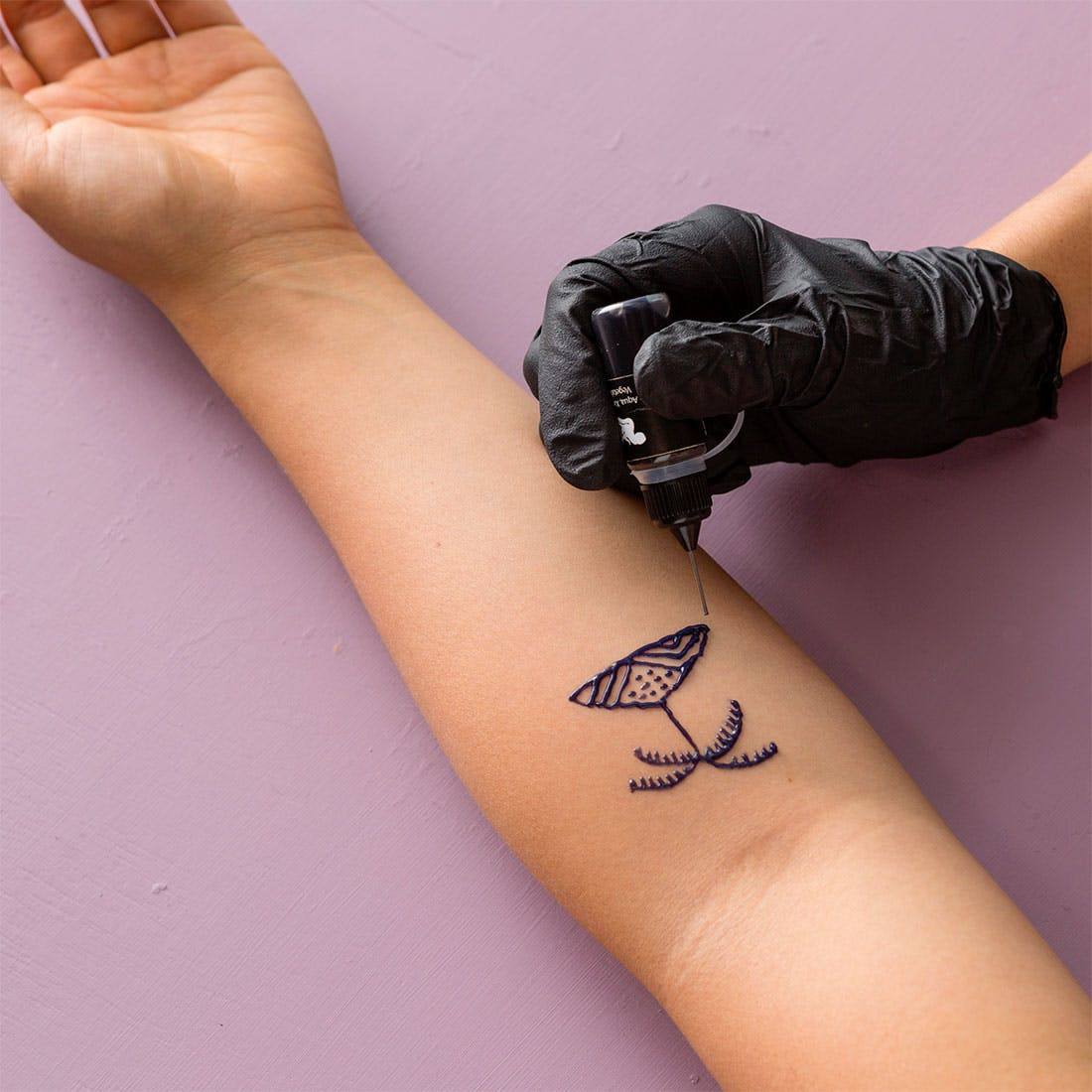Bläcklåda Tyskland halv permanent tatuering trender idéer arm tatuering små kvinnor