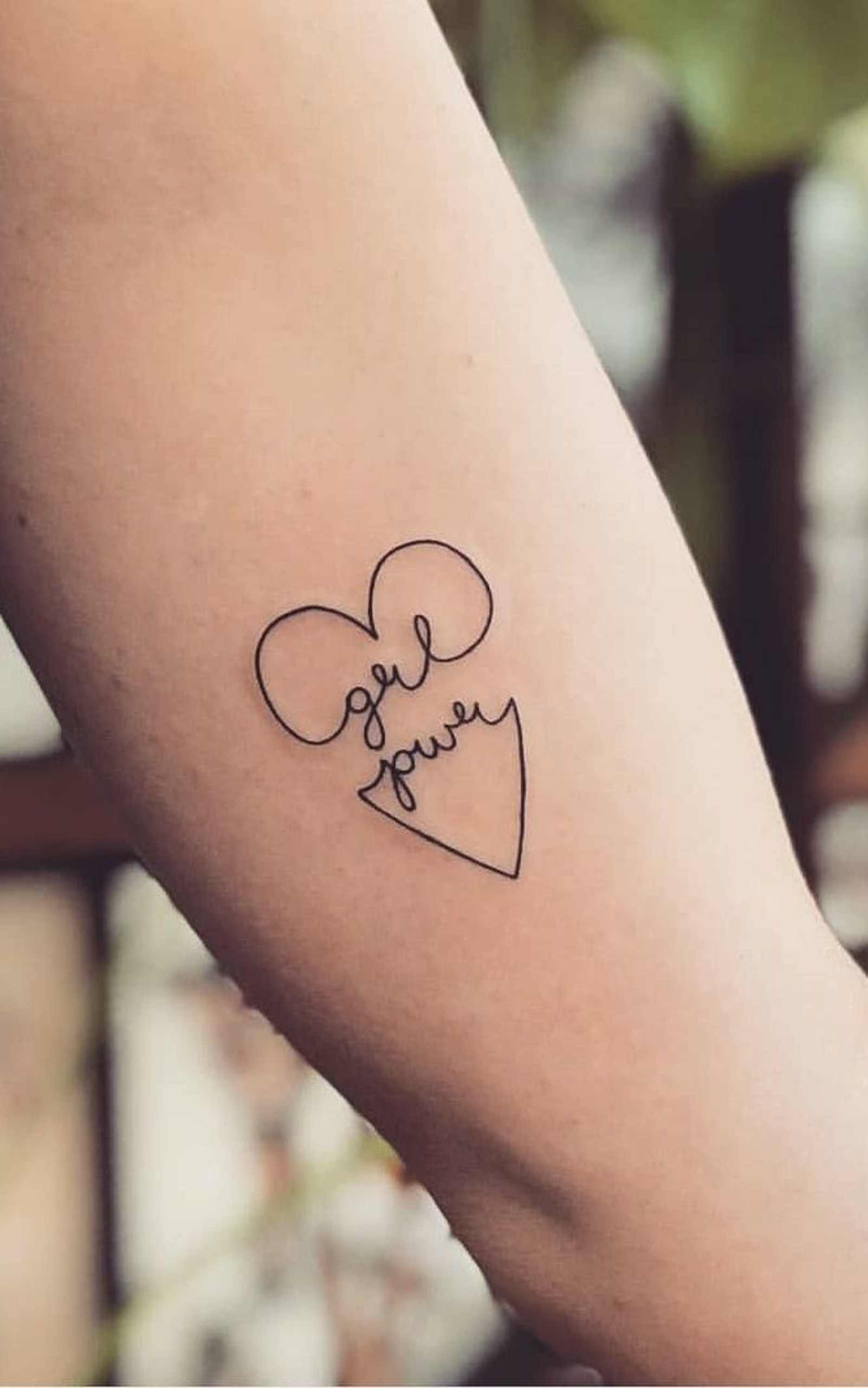 grl pwr tatuering trender idéer kvinnor överarm tatuering design liten