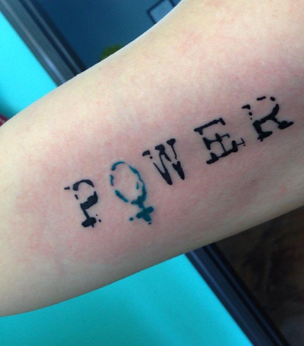 Girl power tattoo trender 2019 tatueringsdesign kvinnor små
