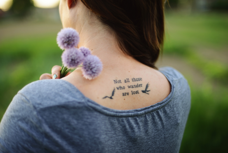 Tillbaka tatuering trender tatuering ordspråk kvinnor tatuering design idéer