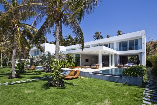 fasad-pool-solstolar-gräsmatta-palmer