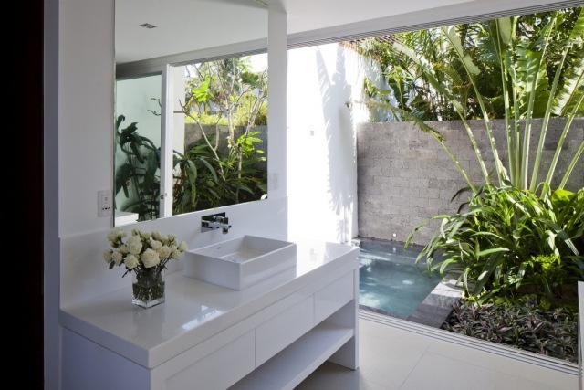 badrum-minimalistisk-vit-skjutdörrar-utsida