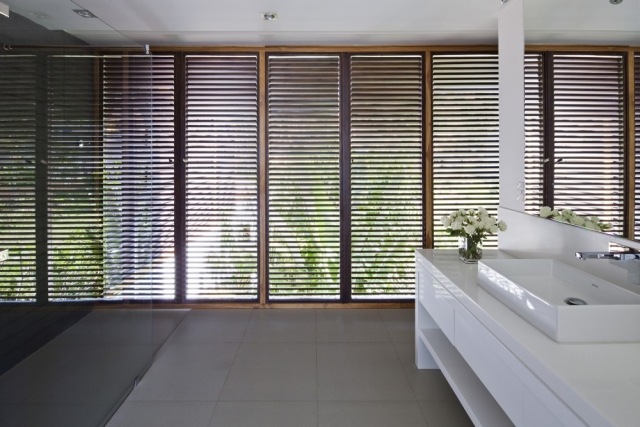 trä-persienner-badrum-glas-partition-dusch
