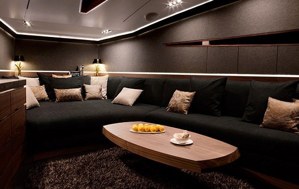 lyxig inredning motor yacht hedonist lounge tretoner