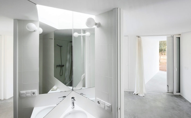 Öppen planlösning vardagsrum modern arkitektur badrum spegelreflexer