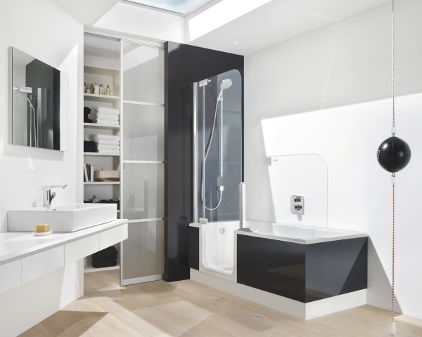 Badkar litet badrum duschkabin svart vit