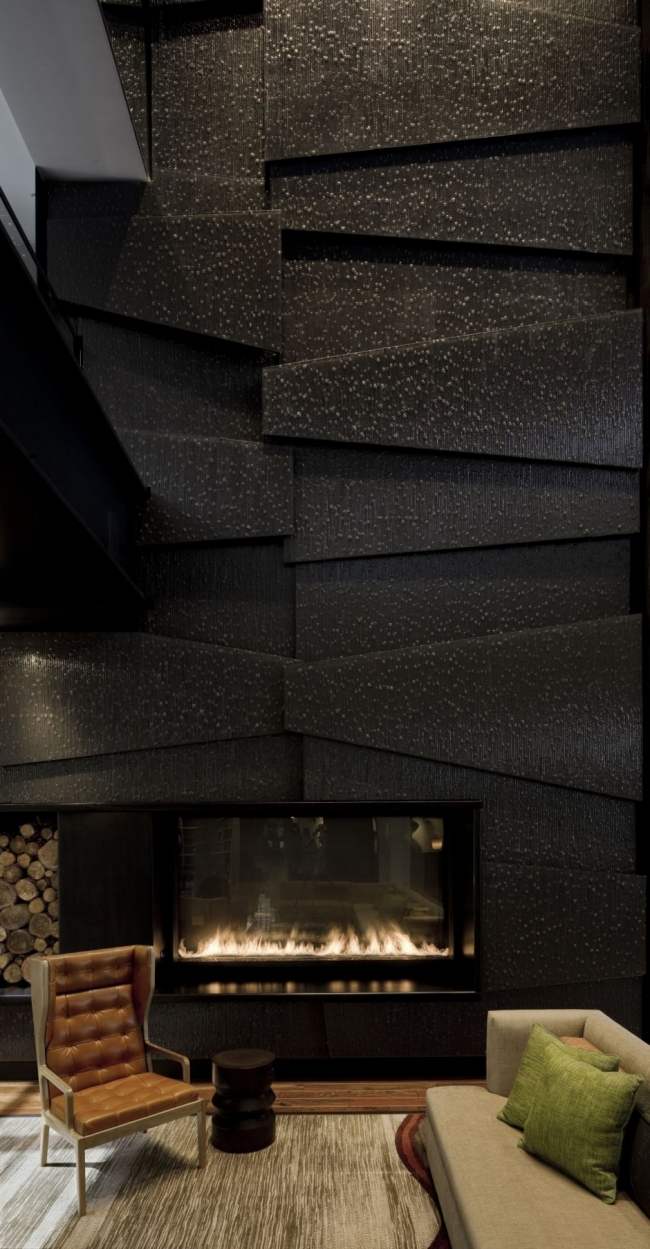Modern design lobby svart metall paneler överlappar öppen spis