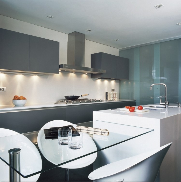 modernt inbyggt-i-kök-tips-funktionell-design-färger-grå-vit-högblank
