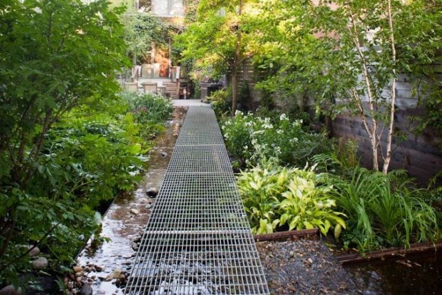 Design av en bakgård trädgård stål bro flod plantering