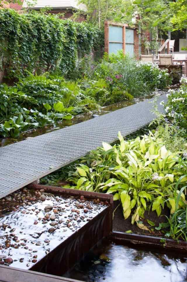 design bakgård trädgård metall bro murgröna trädgård vägg sekretess skärm