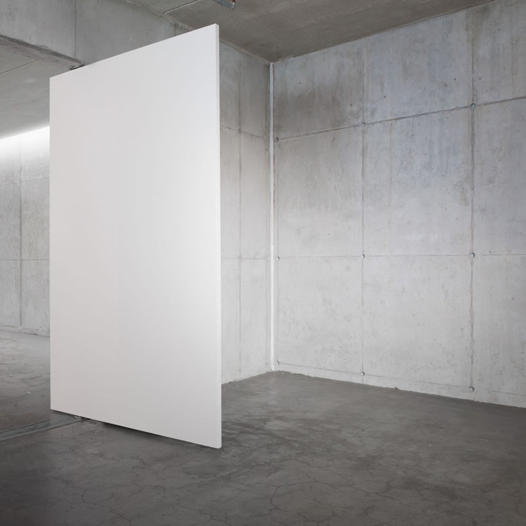 modern svängdörr målad vit minimalistisk exponerad betongvägg