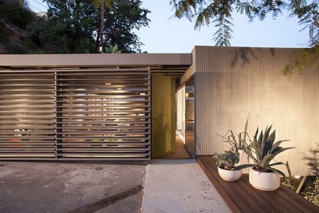Designhus Los Angeles fasad träplankor-horisontellt löpande stenväg