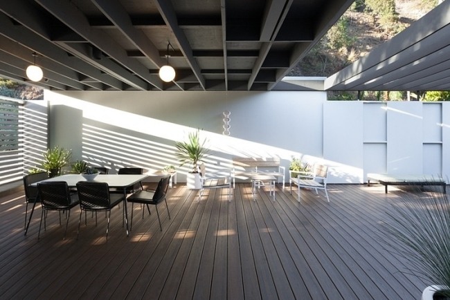 Bostadsutsikt Villa-trädäck Täckt terrass på en sluttning