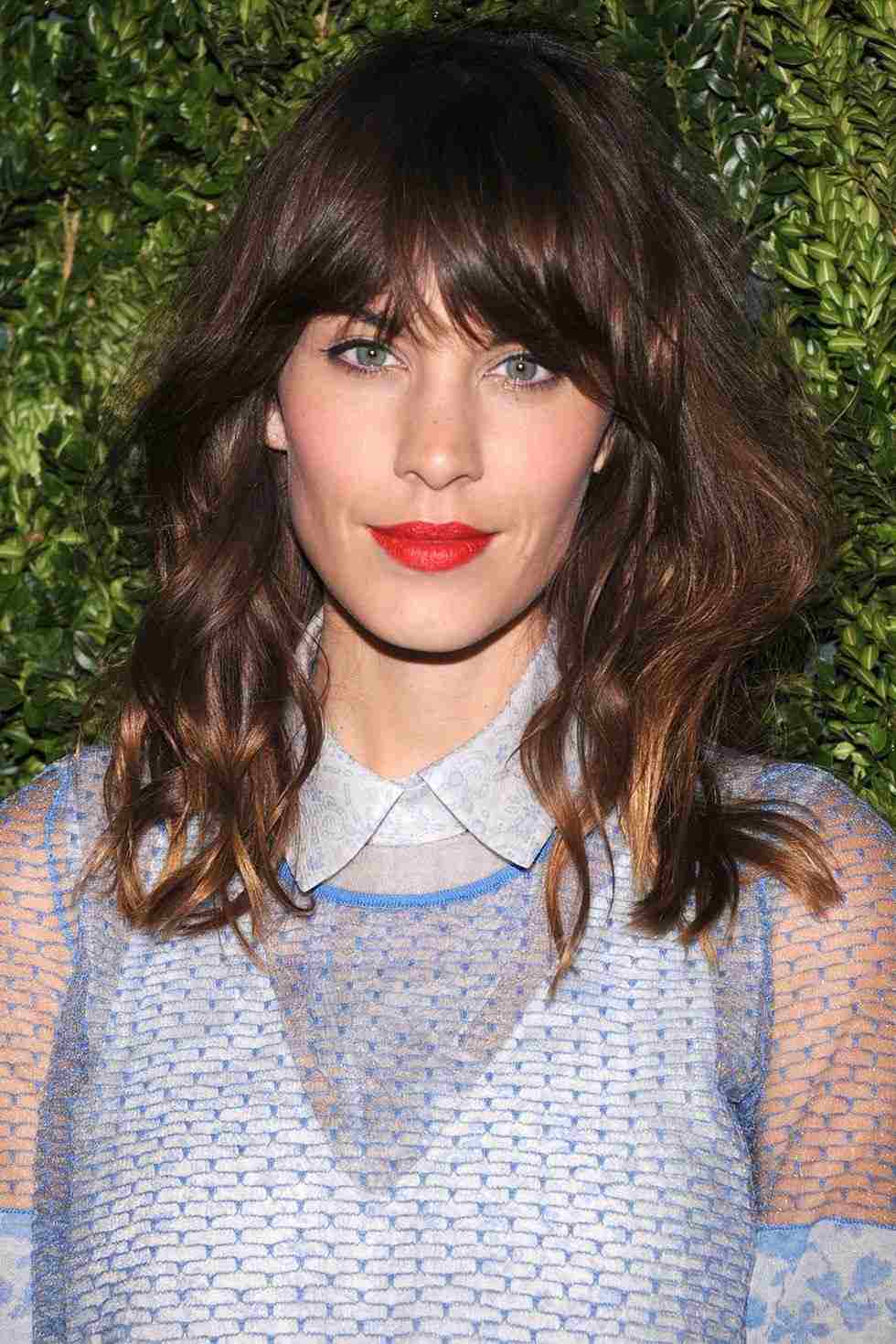Alexa Chung Shag frisyr långsträckt ansikte brunt hår gyllene trådar