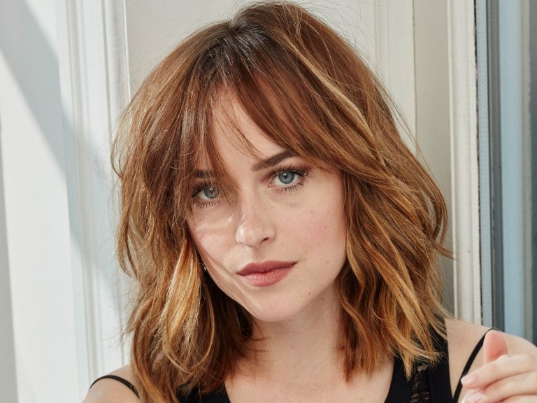 modern shag frisyr karamell med blonda trådar Dakota Johnson