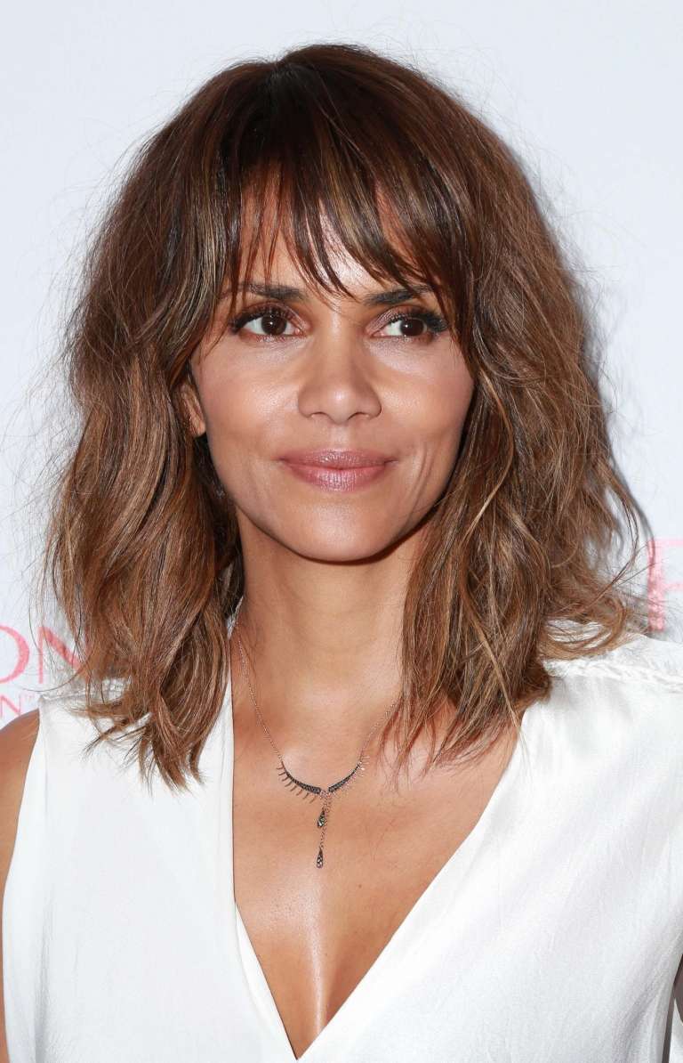 Halle Berry axellångt hår chokladbrunt och karamell