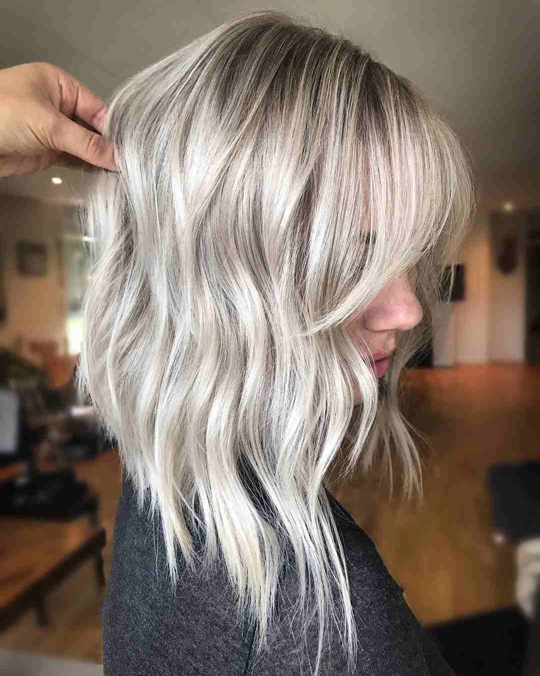 Platinblond askblond shagfrisyr med lång lugg