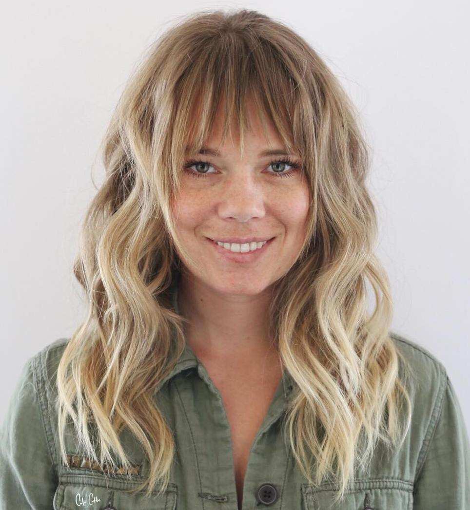 Modern shag -frisyr med gardinstång mörkblond till ljusblond