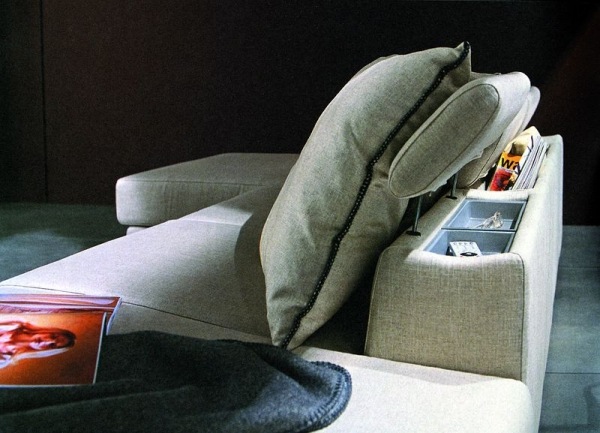 soffa med förvaringstidningar fjärrkontrollkuddar