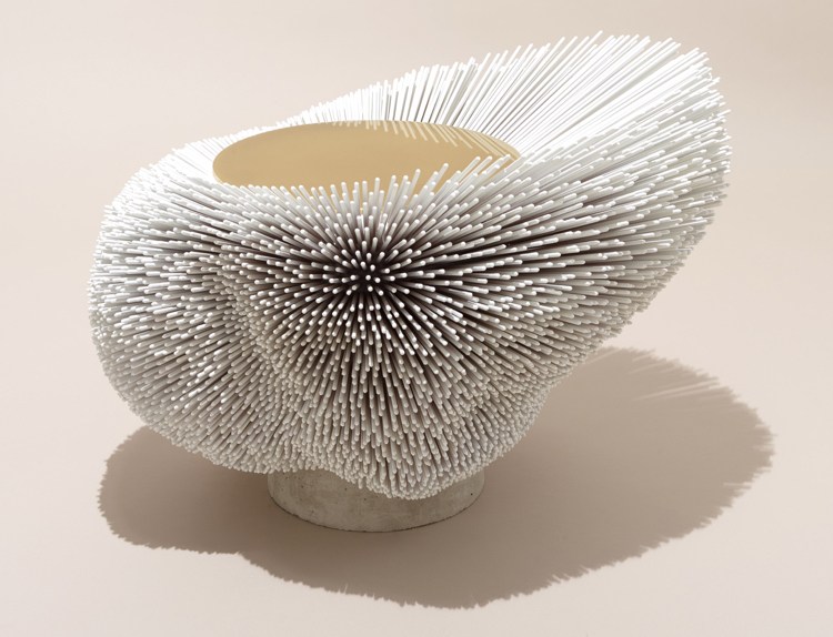 Naturen inspirerar till handgjorda bitar av möbler-sidobord-korall-vita-träpinnar