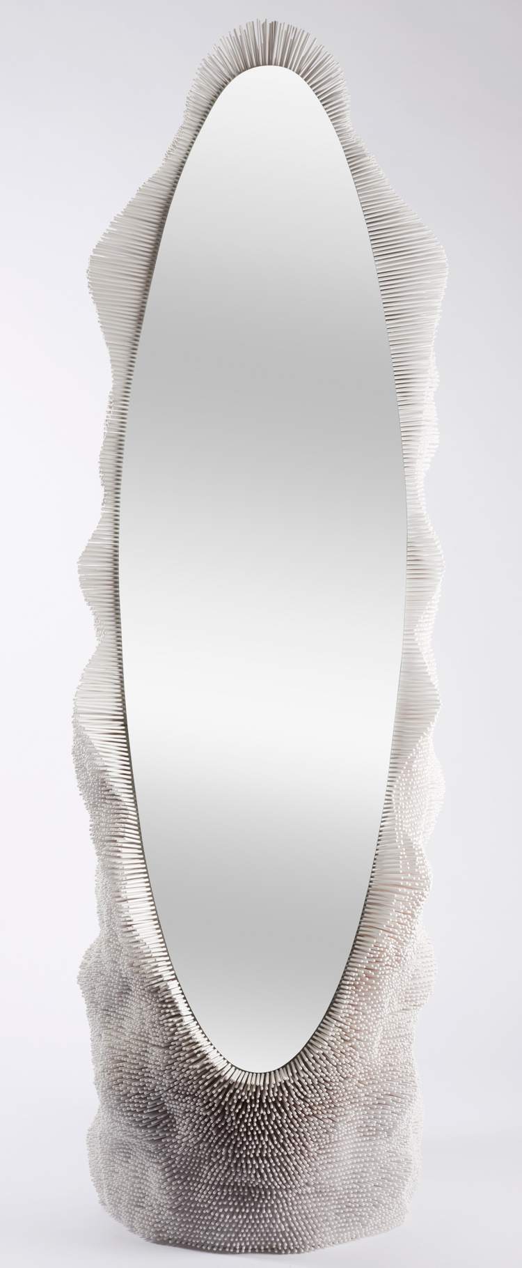 naturinspirerad-handgjorda-möbler-stativ-spegel-oval