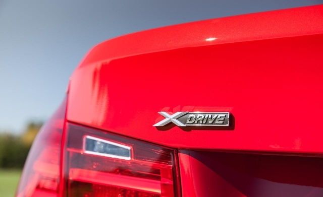 328d xdrive-sedan emblem BMW 2014-3 Series-röd