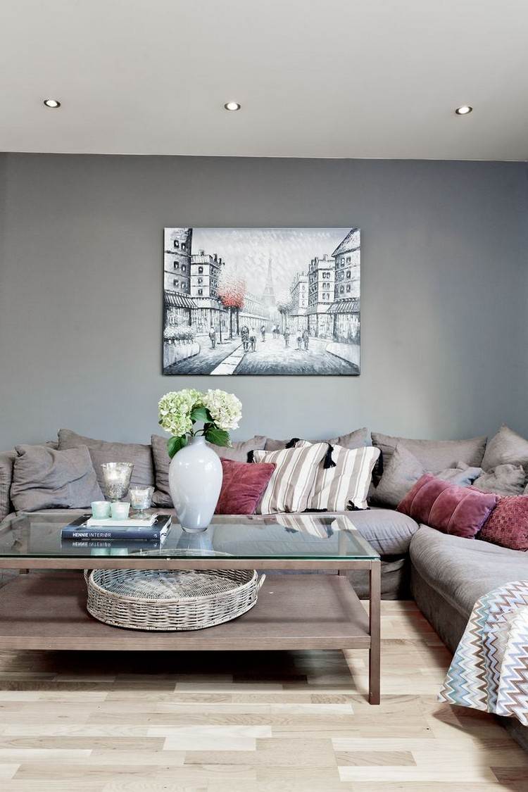 väggfärger-vardagsrum-sten-grå-brun-soffa-glas-soffbord-rektangulärt-rosa-kuddar